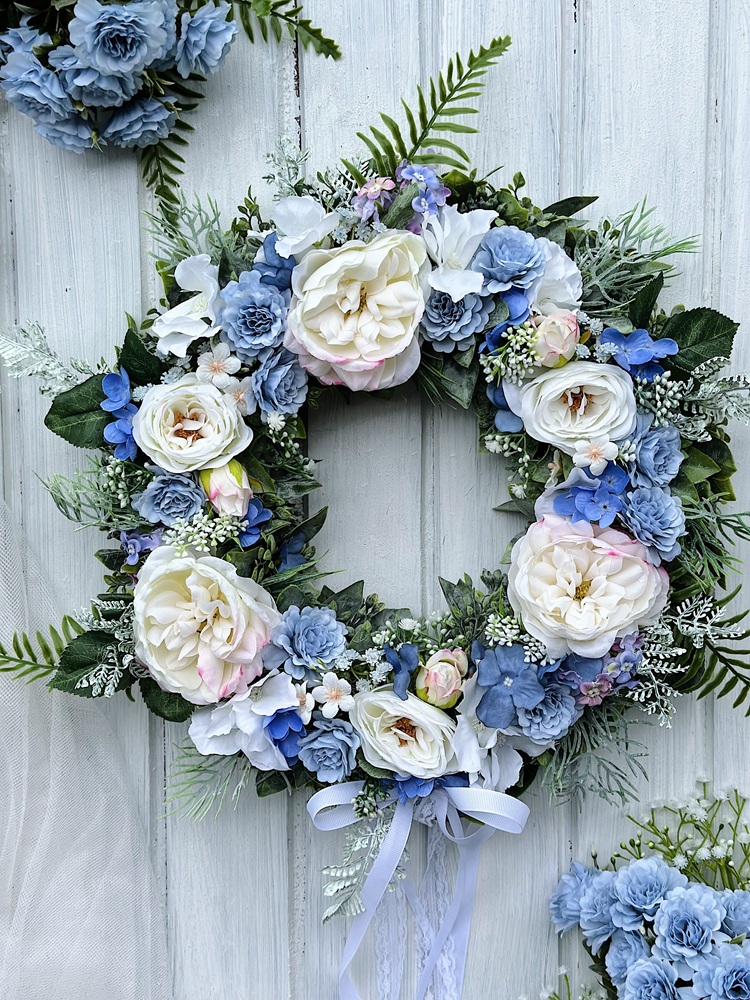 Wianek wiosenny z kremowymi różami i niebieską hortensją, śr. 40-45 cm - obrazek 2