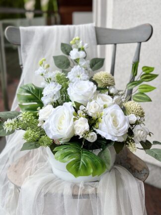 Kompozycja nagrobna z białymi różami i ostróżką