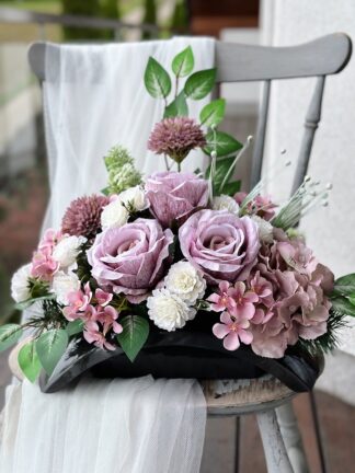 Kompozycja nagrobna z różowymi różami i hortensją