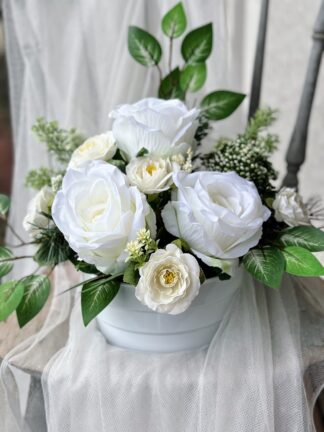 Kompozycja nagrobna z białymi różami