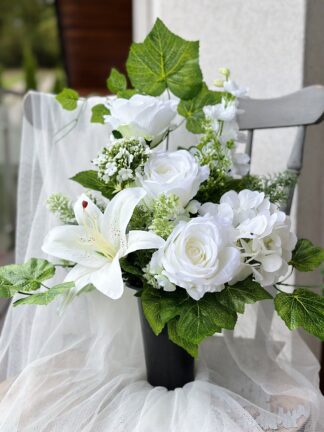 Bukiet nagrobny do wazonu z białymi różami i lilią