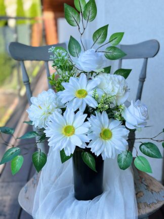 Elegancki bukiet nagrobny w odcieniach bieli i kremu