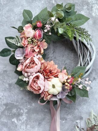 Wianek jesienny w różowych odcieniach z dynią, śr. 37 cm