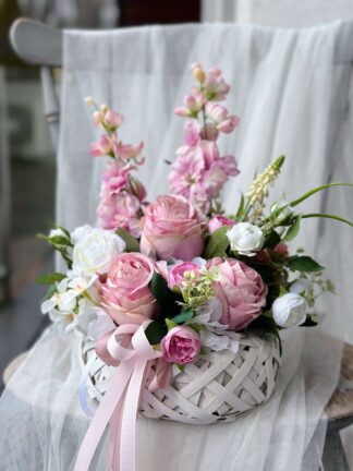 Kompozycja kwiatowa w różowych odcieniach