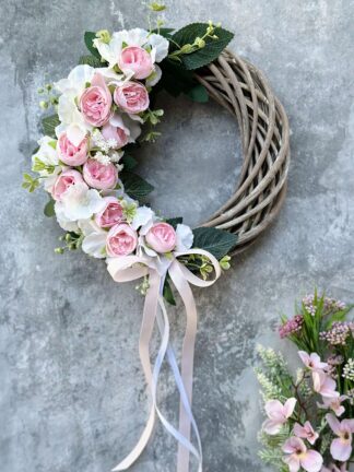 Wianek w różowych i białych odcieniach, śr. 27 cm