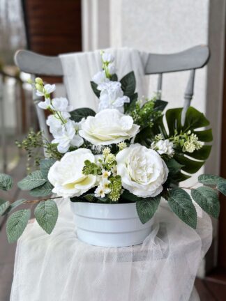 Kompozycja na grób w białych i kremowych odcieniach