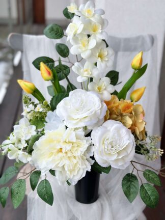 Bukiet nagrobny w kremowych i żółtych odcieniach