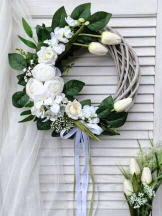 Wianek w kremowych odcieniach z tulipanami, śr. 35 cm