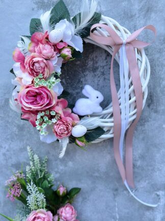 Wianek wielkanocny z białym zajączkiem i różowymi kwiatkami, śr. 27 cm